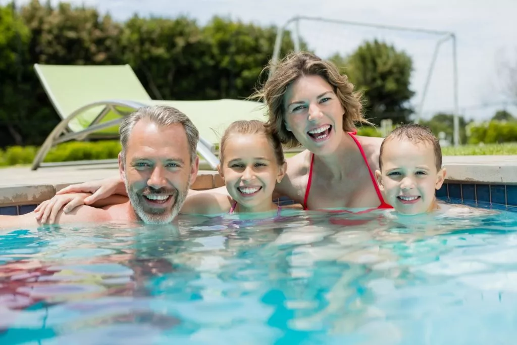 carillas-cerca-de-mi smiling family