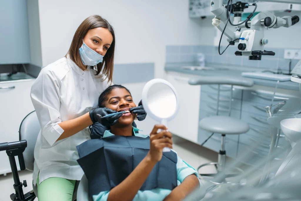 Dentista en Santa Paula con una paciente feliz por la atención